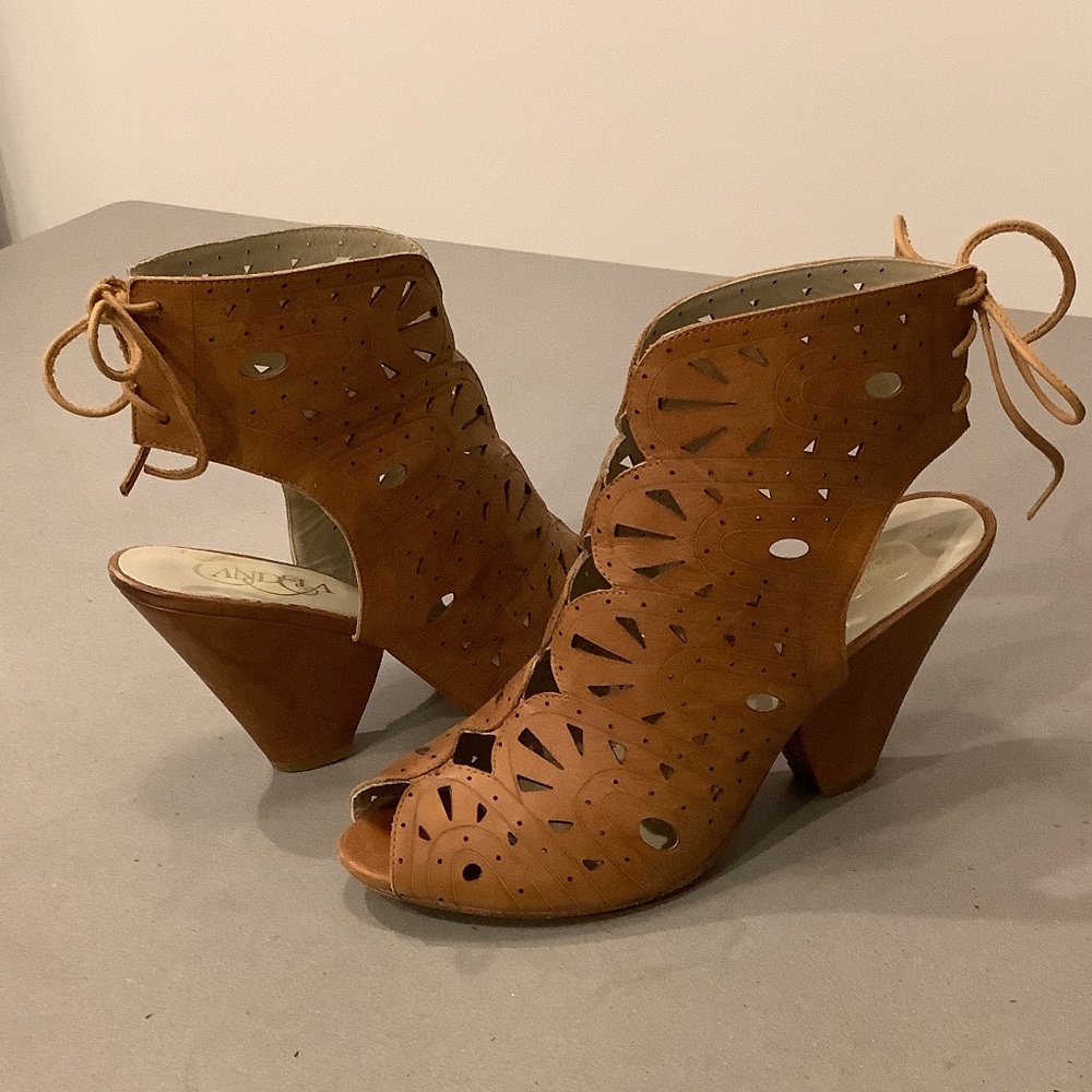 Vero Cuoio Candela cutout brown leather peep toe heeled bootie size 8.5 M